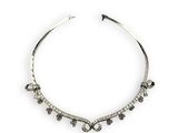 un gros plan d'un collier en argent sur fond blanc