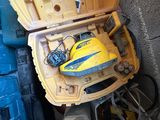 un petit train jaune et bleu dans un coffret jaune