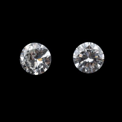 une paire de boucles d'oreilles en diamant blanc sur fond noir