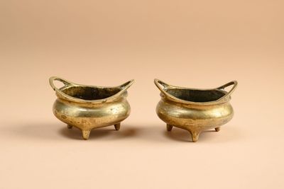 paire de casseroles en laiton avec poignées et pieds