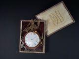 une petite boîte contenant une montre de poche
