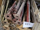 tout un tas de tuyaux de différents types dans une caisse