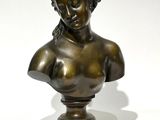 un buste de femme en bronze sur un socle en marbre