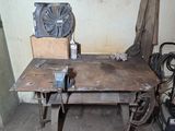 une table sur laquelle est posé un ventilateur, dans une pièce