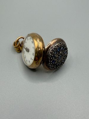 une montre de poche posée sur une table