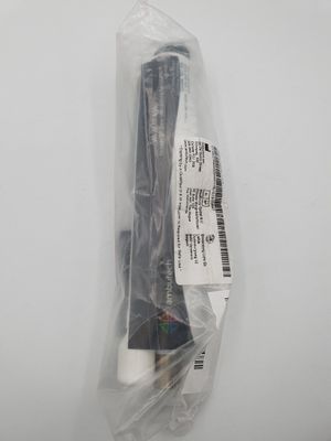 Gros plan sur une télécommande dans un sac posé sur une surface blanche