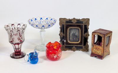 de nombreux objets en verre de toutes sortes posés sur une surface blanche