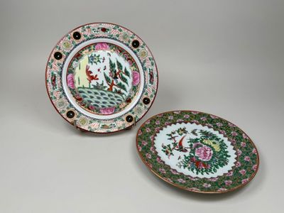 paire d'assiettes chinoises de style « famille » ornées de personnages et de fleurs