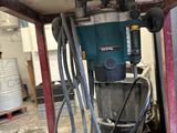 une image d'une machine qui travaille sur un morceau de bois