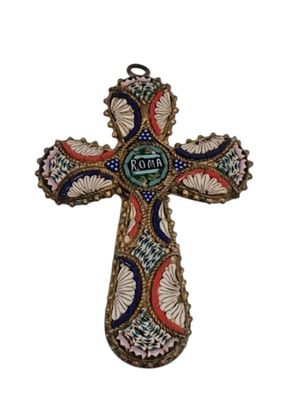 un gros plan d'une croix sur fond blanc, avec un fond blanc