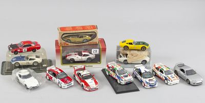 un grand nombre de petites voitures posées sur une table