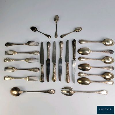 un grand nombre de cuillères et de fourchettes disposées en cercle