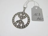 gros plan d'un collier portant une étiquette de prix