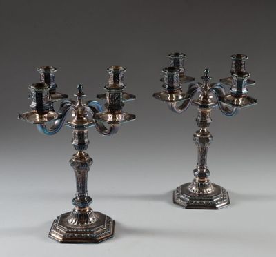 paire de chandeliers plaqués argent avec des bougies sur leurs supports
