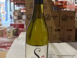 une bouteille de vin posée sur une table dans un magasin