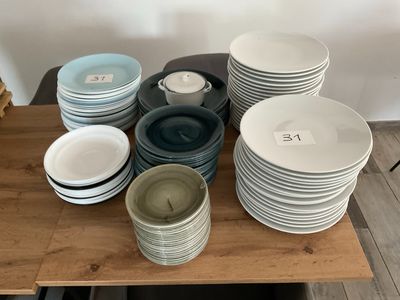 beaucoup d'assiettes et de bols sur la table