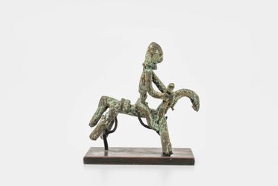Cavalier sur sa monture Bronze à patine verte