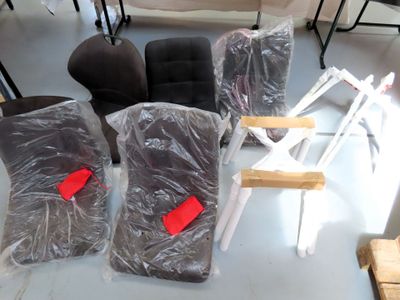 de nombreuses chaises emballées et prêtes à l'emploi
