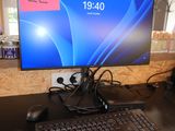 un écran d'ordinateur posé sur un bureau avec un clavier et une souris