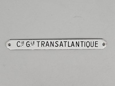 une affiche accrochée au mur sur laquelle on peut lire « c'est transatlantique »
