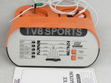 un appareil électronique orange et blanc auquel sont raccordés des fils