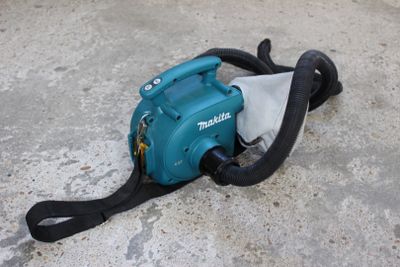 un ventilateur posé par terre, recouvert d'un tissu