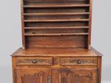 une vieille commode en bois avec des tiroirs et d'autres tiroirs au-dessus