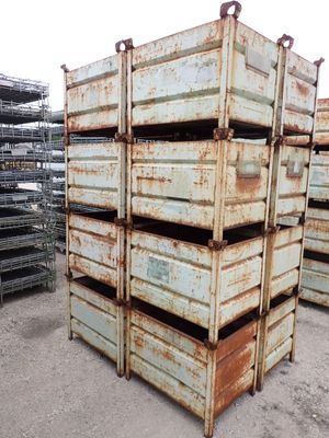 une pile de caisses posées par terre