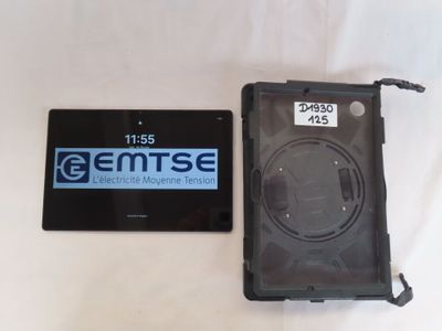 une photo d'un ordinateur portable et d'un DVD posés sur une surface blanche