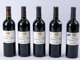 quatre bouteilles de vin rouge sont alignées