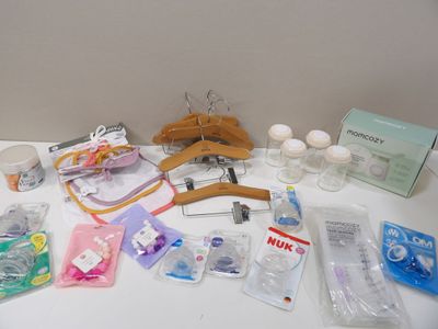 une table sur laquelle se trouvent de nombreux objets