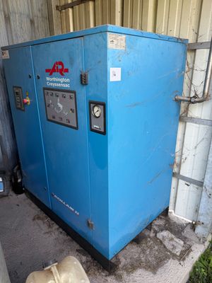 une machine bleue garée devant un immeuble