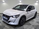la voiture blanche est garée sur un sol en damier dans le garage