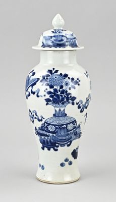 vase bleu et blanc muni d'un couvercle et orné de fleurs
