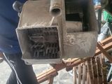 un homme qui utilise une machine pour fabriquer quelque chose