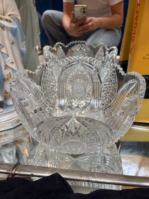 une femme en train de prendre une photo d'un vase en verre