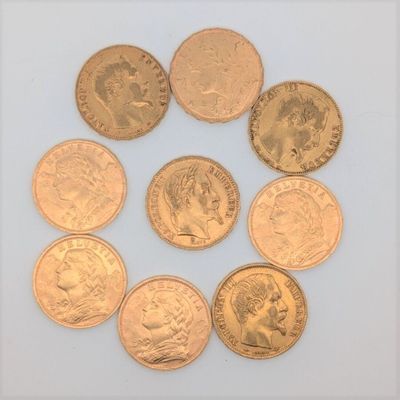 gros plan d'un paquet de pièces de monnaie sur une surface blanche