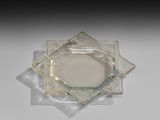une plaque de verre transparent ornée d'un motif carré