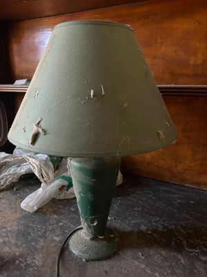 une lampe verte posée sur une table dans une pièce