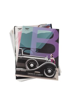 trois livres sur un fond blanc, avec une voiture au milieu