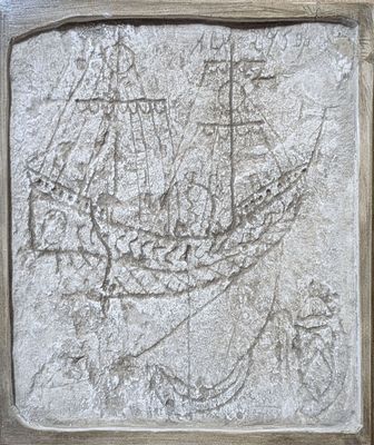 une image représentant un relief en pierre représentant un navire sur un mur