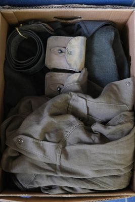 une boîte de vêtements posée sur une table