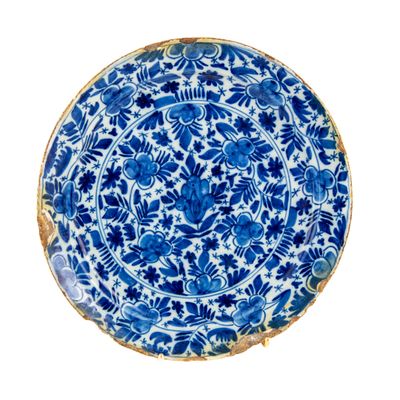 une assiette bleue et blanche ornée de fleurs bleues