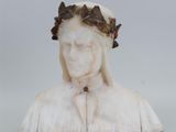 buste en marbre représentant une femme coiffée d'une couronne de feuilles