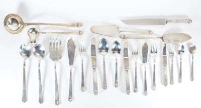 beaucoup de cuillères et de couteaux en argent sur la table