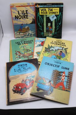 Quatre livres pour enfants sont posés sur une surface blanche