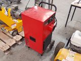 une machine rouge posée sur le sol