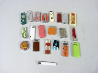 de nombreux appareils électroniques de toutes sortes disposés sur une table
