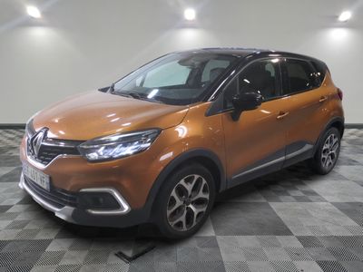 la voiture orange est garée sur le sol en damier d'un garage