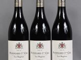 trois bouteilles de vin posées sur une table l'une à côté de l'autre